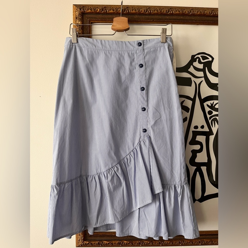NWT Ruffled cotton skirt with button detail